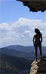 Eine Frau blickt über die Hügel von Katalonien von einem Felsvorsprung Felsen nahe dem Dorf Siuarana, in der Nähe von Reus und Barcelona, Katalonien, Spanien, Europa