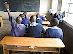 Écoliers désireux de travailler dans la nouvelle école en classe, l'école primaire Langalanga, Gilgil district, vallée du Rift, Kenya, Afrique de l'est, Afrique