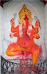 Tempel Schrein, Ganesh, der Elefantengott beschmiert von Pilgern mit roten Pulver, am Eingang zum Sri Mahabhairab Mandir, Tezpur, Assam, Indien, Asien