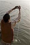 Hindu ausführen sein tägliches Ritual der Hingabe zum Ganges in Varanasi, Uttar Pradesh, Indien, Asien