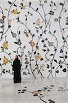 Des milliers de pierres semi-précieuses, insérés en marbre, en forme de fleurs ornent la grande mosquée de Sheikh Zayed, Abu Dhabi, Émirats Arabes Unis, Moyen-Orient