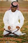 Homme musulman, lire le Coran, la grande mosquée de Sheikh Zayed, Abu Dhabi, Émirats Arabes Unis, Moyen-Orient