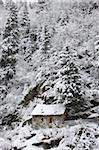 Schneite überdachten Kapelle Notre-Dame De La Gorge, Les Contamines, Haute-Savoie, Frankreich, Europa