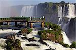 Vue sur les chutes d'Iguaçu, l'UNESCO patrimoine de l'humanité, du côté brésilien, Brésil, Amérique du Sud