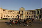 Chariot de cheval devant le Palais de la Hofburg sur la Heldenplatz, Vienne, Autriche, Europe
