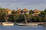 Bungalows und Fischerboote an den Antsanitian Beach Resort, Mahajanga, Madagaskar, Indischer Ozean, Afrika