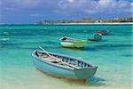 Kleinen Fischerbooten im türkisfarbenen Meer, Mauritius, Indischer Ozean, Afrika