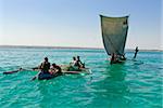 Voilier traditionnel et bateau à rames dans l'eau turquoise de l'océan Indien, Madagascar, Afrique