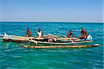 Barque traditionnelle dans l'eau turquoise de l'océan Indien, Madagascar, Afrique