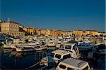 Petits bateaux dans le port de Rovinj, Istrie, Croatie, Europe