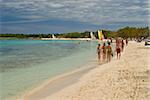 Strand mit Touristen, Guadalavaca, Kuba, Westindische Inseln, Karibik, Mittelamerika