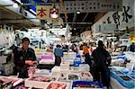 Innenansicht des Verkaufs Stände im Großhandel Tsukiji-Fischmarkt, der weltweit größten Fischmarkt in Tokio, Japan, Asien