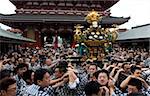 Ein Mikoshi (tragbarer Schrein) beförderten Sensoji-Tempel während des Festivals Sanja in Asakusa, Tokio, Japan, Asien