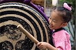 Ein kleines Mädchen, das immer in den Geist der Dinge mit der Taiko-Trommel Sanja Festival in Asakusa, Tokio, Japan, Asien