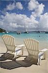 Deux chaises de plage vide sur la plage de sable fin sur l'île de Jost Van Dyck dans les îles Vierges britanniques, les Antilles, les Caraïbes, l'Amérique centrale