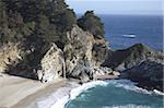 Chute d'eau et de la plage à Julia Pfeiffer Burns State Park, près de Big Sur, Californie, États-Unis d'Amérique, l'Amérique du Nord