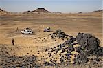 Jeeps de touristes dans le désert noir, 50 km au sud de Bawiti, Egypte, Afrique du Nord, Afrique