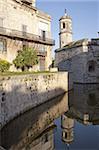 Reflexion im Wassergraben des Turmes der Festung von Real Fuerza in Habana Vieja, UNESCO Weltkulturerbe, Havanna, Kuba, Westindische Inseln, Mittelamerika