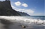 Atlantic Ocean waves crash sur sable volcanique noir à Taganana, Tenerife, îles Canaries, Espagne, Atlantique, Europe