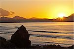 Coucher de soleil sur la baie de Famara, la plus belle plage de surf de Lanzarote dans le nord ouest de l'île, Famara, Lanzarote, îles Canaries, Espagne, océan Atlantique, l'Europe