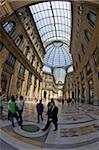 Homme d'affaires dans la Galleria Umberto I Shopping Arcade à Naples, Campanie, Italie, Europe