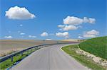 Ländliche Straße durch Felder im Frühling, Andalusien, Spanien