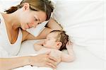 Sommeil de bébé regarder mère