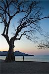 Frau zu Fuß am Strand, Playa de Matapalo, Guanacaste, Costa Rica