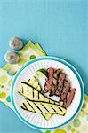 Steak mit Kalk und gegrillter Zucchini