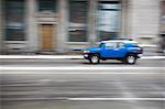 VUS au volant sur les rues de la ville, Vancouver, Colombie-Britannique, Canada