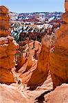 Le sentier entre des Formations rocheuses grès rouge, le Parc National de Bryce Canyon, Utah, USA