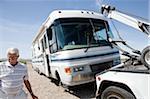 Homme ayant RV remorqué dans le désert, près de Yuma, Arizona, USA