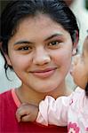 Guatemaltekische Mädchen Holding Baby