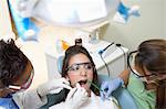 Dentistes en examinant les dents des patients en chirurgie, (vue surélevée)