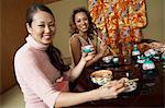 Junge Leute, die halten Misaki Tassen im japanischen restaurant