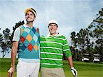 Deux jeunes mâles golfeurs sur vert