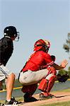 Baseball-Catcher und Schiedsrichter auf Baseball-Feld