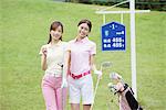 Mädchen mit Golfausstattung