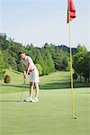 Frau Golfspielen am Golfplatz