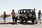 Amis de véhicule avec des planches de surf