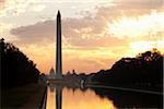 Washington Monument und Capitol Building bei Sonnenuntergang, Washington D.C., USA