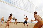 Mann schlagen Volleyball während Spiel am Strand