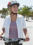 Haute femme à vélo sur la plage tropicale