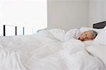 Femme mature couché endormi dans son lit