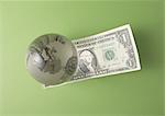 Globe et billet d'un dollar