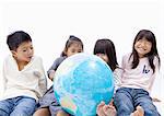 Enfants regardant un globe