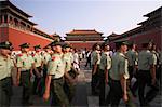 Soldaten marschieren hinter der verbotenen Stadt, Peking, China