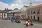 Équateur, Square de San Francisco (Plaza de San Francisco) dans la vieille ville de Quito.
