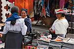 Équateur, marché stands de vente d'artisanat local à Otavalo.