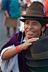 En Équateur, une femme indigène vend des chapeaux appréciés par les femmes indiennes au marché hebdomadaire de Sangolqui.